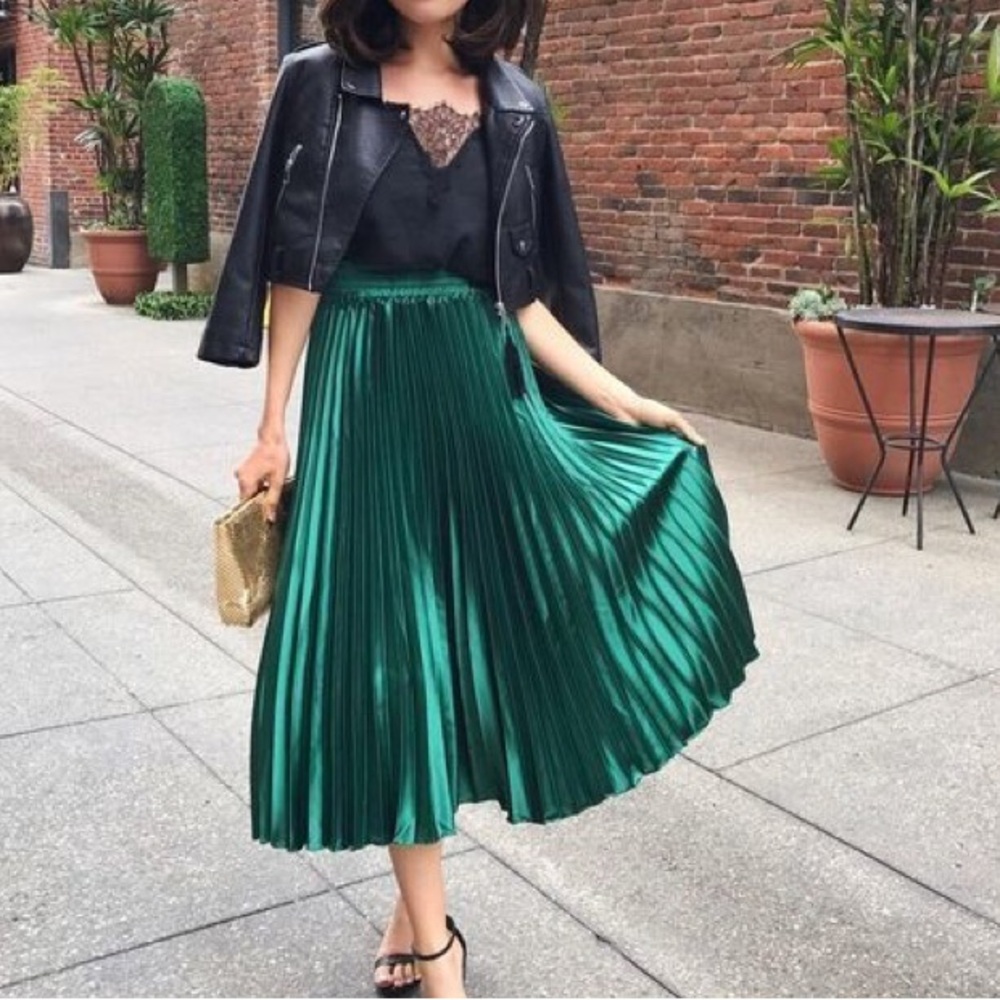 Vintage • Elegant Green Velvet-like Skirt